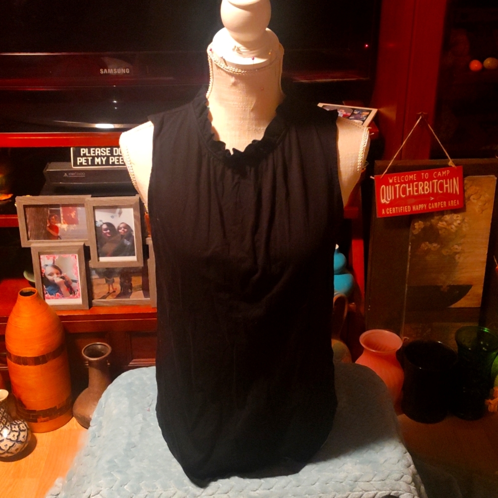 Women's black sleeveless blouse never worn in excellent like new condition